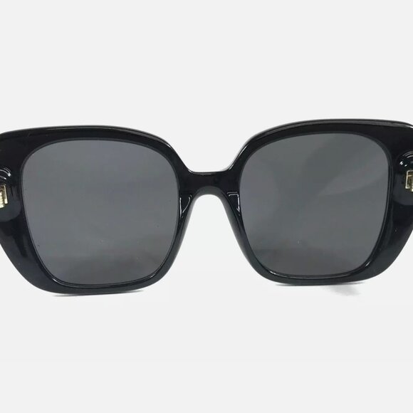 Burberry Sunglasses Women\'s Black Square Frames with Gray Lenses